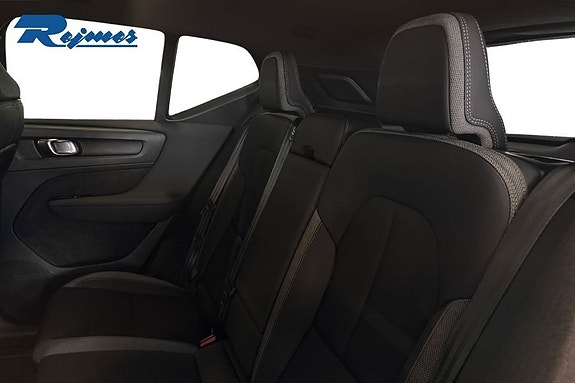 Volvo XC40 10 of 16