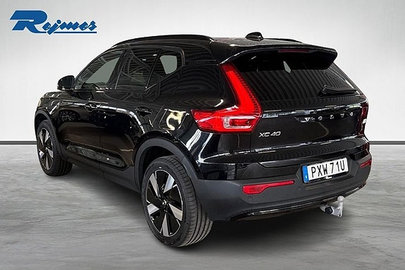 Volvo XC40 2 of 16