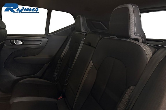 Volvo XC40 10 of 16