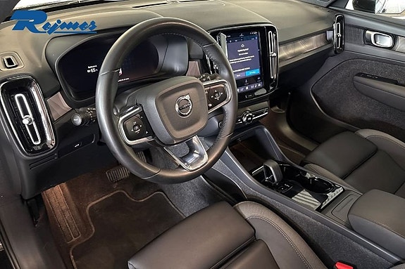 Volvo XC40 3 of 16