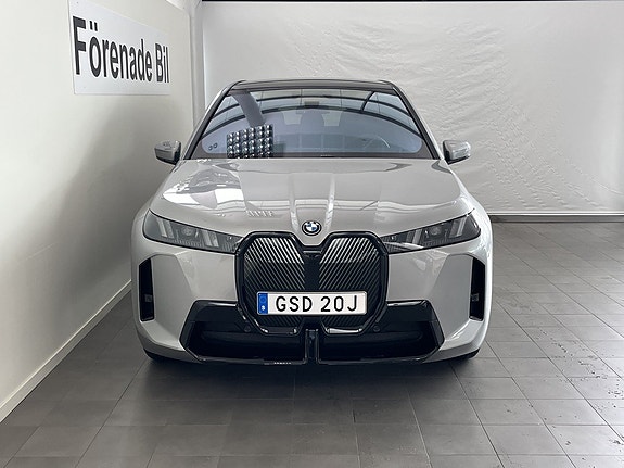 BMW iX 2 of 5