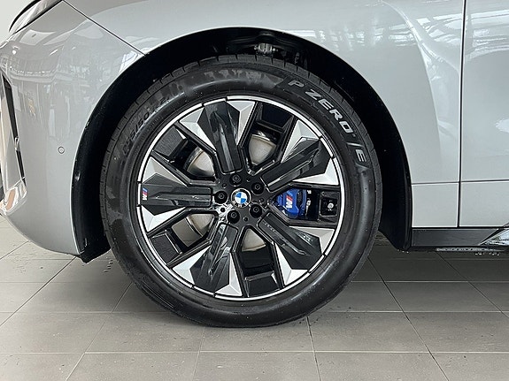 BMW iX 4 of 5