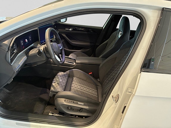 Volkswagen Passat 9 of 15