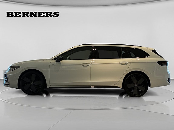 Volkswagen Passat 2 of 5