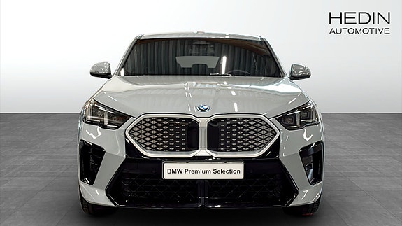 BMW iX2 8 of 9