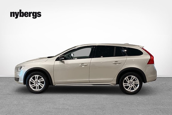 Volvo V60 Cross Country 2 of 5