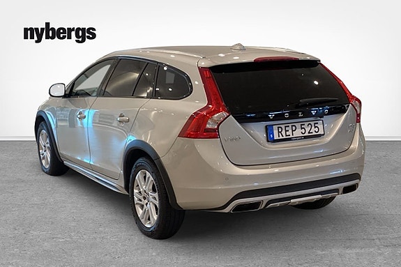Volvo V60 Cross Country 3 of 5