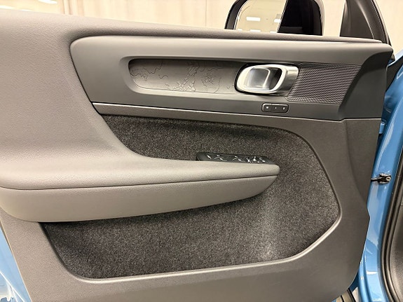 Volvo XC40 4 of 5