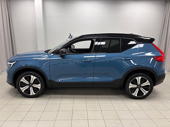 Volvo XC40 2 of 5