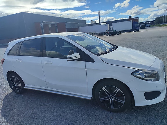 Mercedes-Benz B220 d 2 of 19