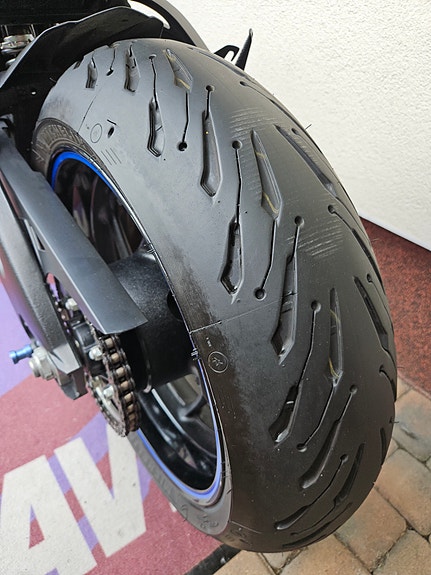 Suzuki GSX-S1000 6 of 14