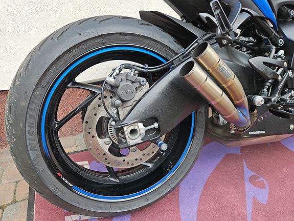 Suzuki GSX-S1000 3 of 14