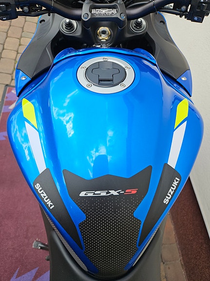 Suzuki GSX-S1000 4 of 14