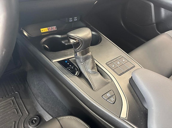 Lexus UX250h 16 of 16