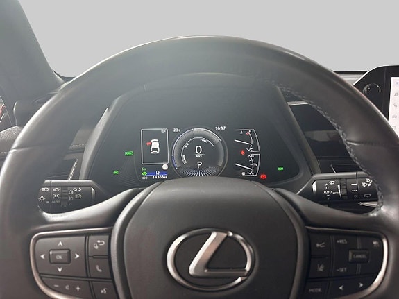 Lexus UX250h 13 of 16