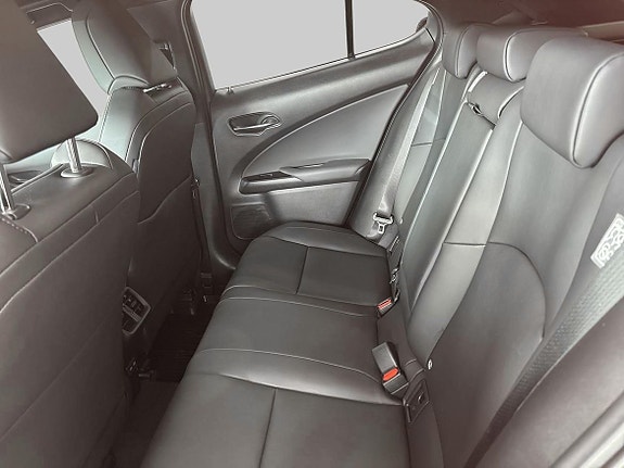 Lexus UX250h 9 of 16