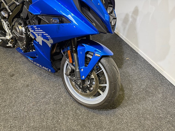 Suzuki GSX-8R 4 of 8