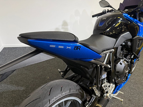 Suzuki GSX-8R 6 of 8