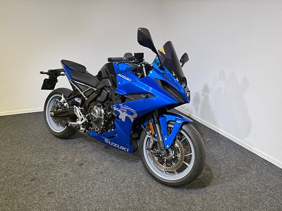 Suzuki GSX-8R 2 of 8