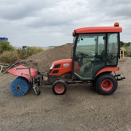 Kioti CS2610 - Med 125 cm kost / with 125 cm broom 3 of 30