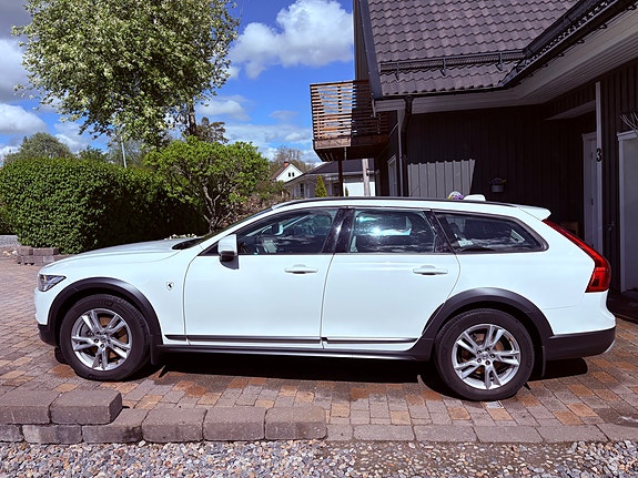 Volvo V90 Cross Country 3 of 5