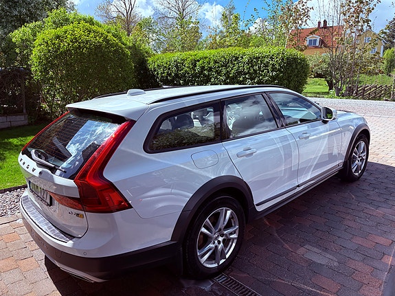 Volvo V90 Cross Country 2 of 5