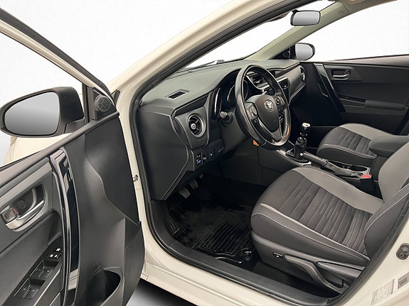 Toyota Auris 10 of 26