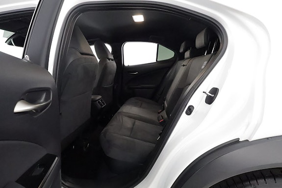 Lexus UX250h 11 of 24