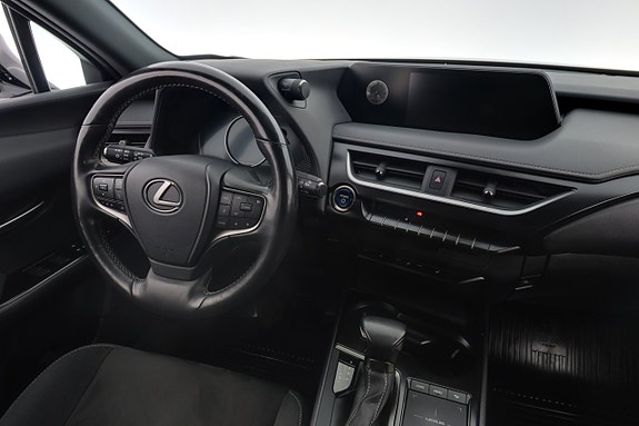 Lexus UX250h 14 of 24