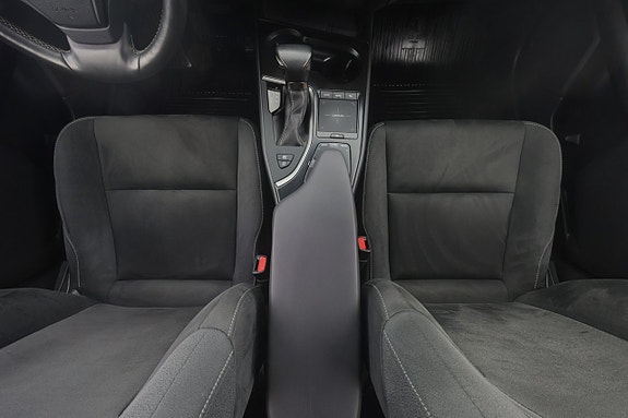Lexus UX250h 13 of 24