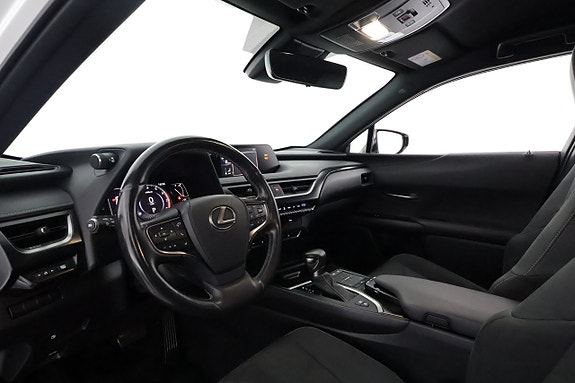 Lexus UX250h 16 of 24