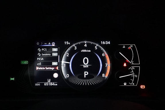 Lexus UX250h 18 of 24