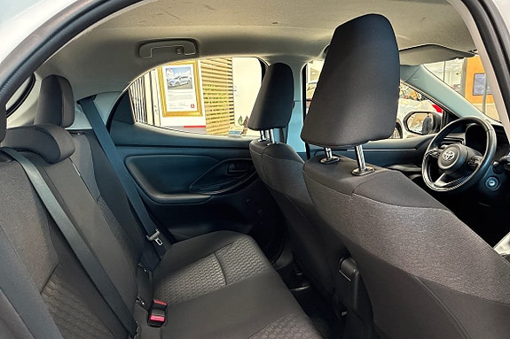 Toyota Yaris 7 of 18