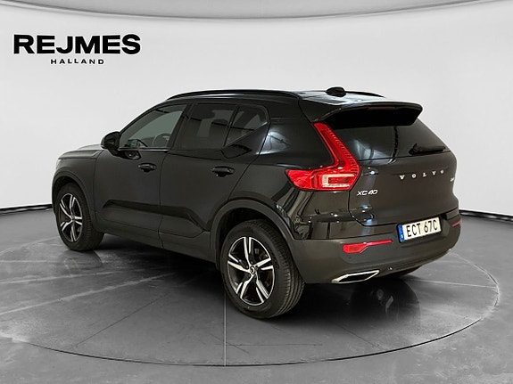 Volvo XC40 2 of 5