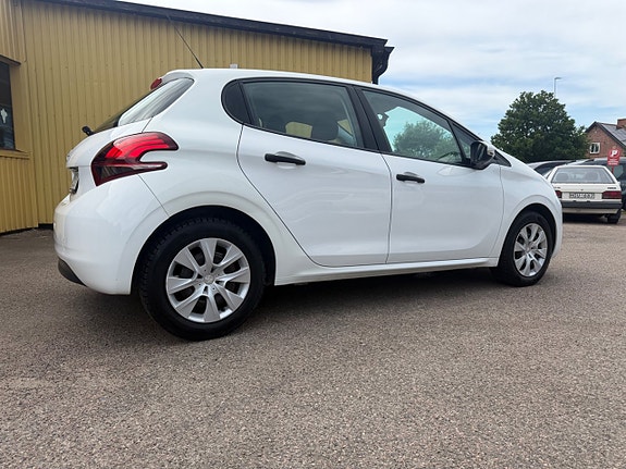 Peugeot 208 3 of 5