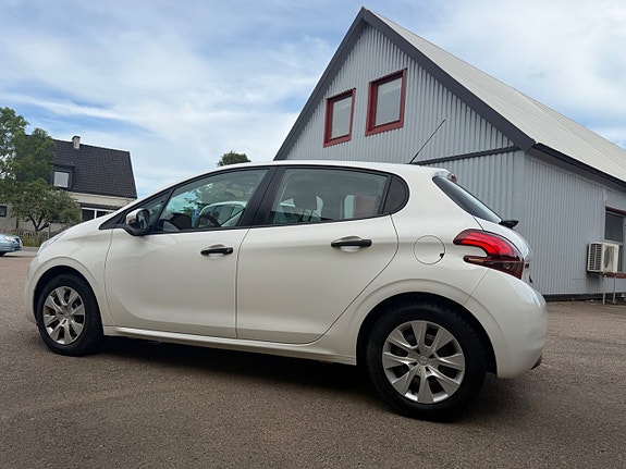 Peugeot 208 2 of 5
