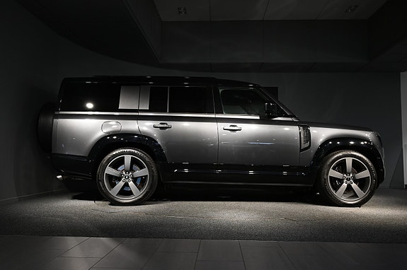 Land Rover Defender 130 7 of 22