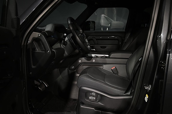 Land Rover Defender 130 12 of 22