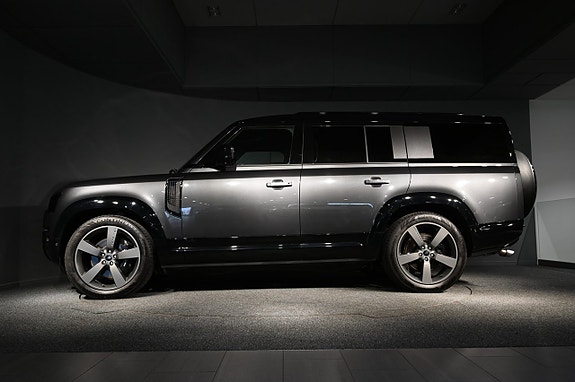 Land Rover Defender 130 3 of 5