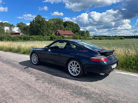 Porsche 911 Carrera 4 2 of 9