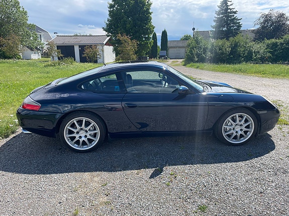 Porsche 911 Carrera 4 7 of 9