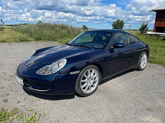 Porsche 911 Carrera 4 3 of 9