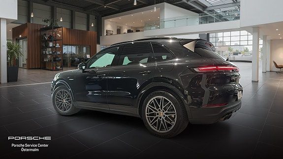 Porsche Cayenne 2 of 5