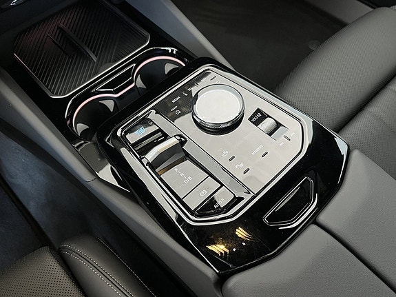 BMW i5 8 of 18