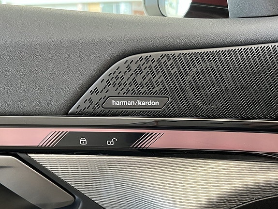 BMW i5 9 of 18