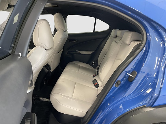 Lexus UX250h 15 of 19
