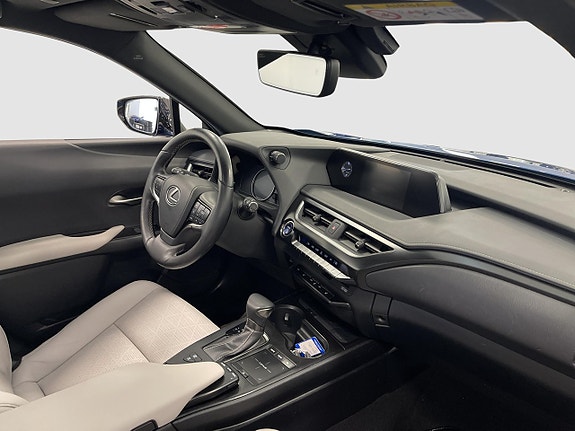Lexus UX250h 14 of 19