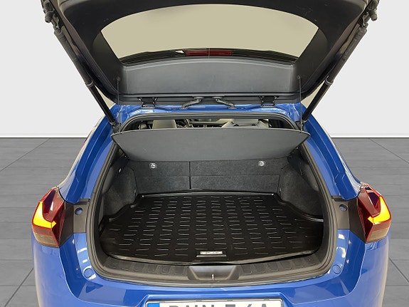 Lexus UX250h 18 of 19