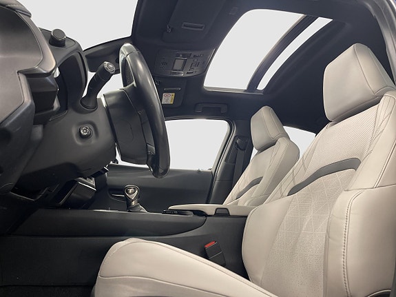 Lexus UX250h 12 of 19