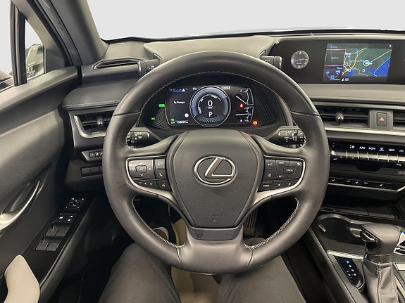Lexus UX250h 16 of 19